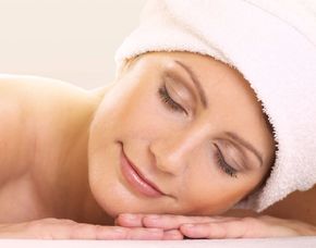 Wellnesstag für Sie (Schönheitsprogramm für Sie) Gesichtsbehandlung, Handmassage, Maniküre