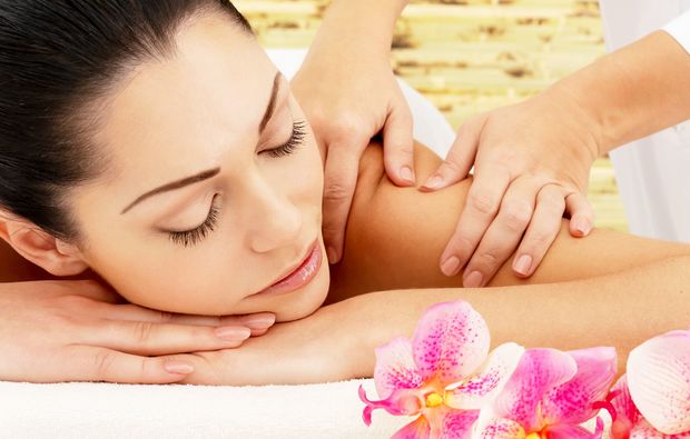 wellness-fuer-frauen-muenchen-rueckenmassage