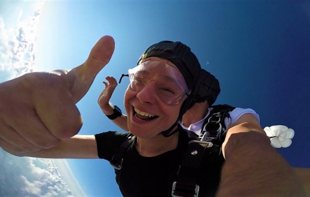 fallschirm-tandemsprung-karlshoefen-adrenalin