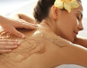 After Work Relaxing - Kloschwitz Rückenmassage, Ganzkörper-Feuchtigkeitspackung, Rosenblütenfußbad