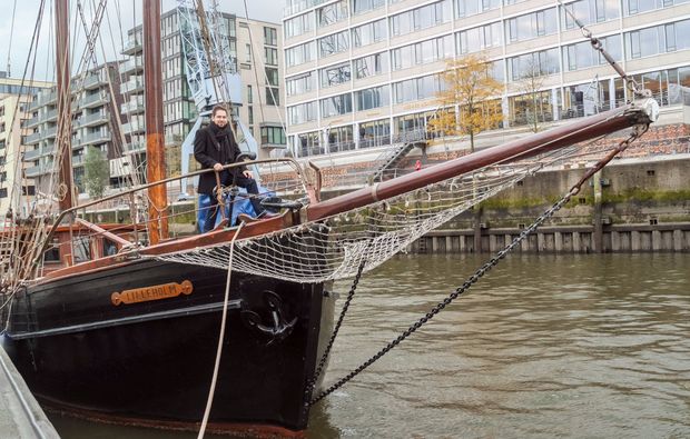 aussergewoehnliche-stadtfuehrung-hamburg-segelboot