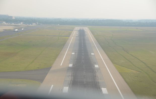 privatrundflug-mit-flugtheorie-moenchengladbach-landebahn