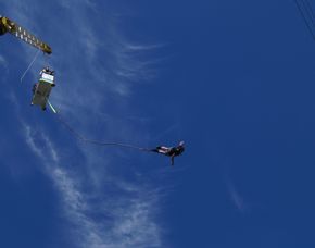 Bungee Jumping über Wasser - Feststation 70 Meter von einem 70 Meter hohen Kran am Stadthafen