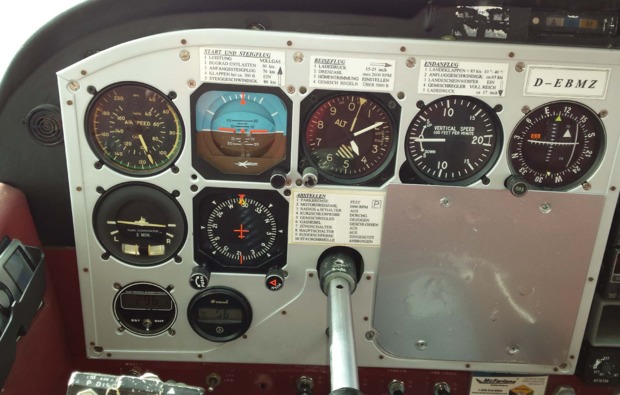 motorflugzeug-rundflug-weiden-cockpit