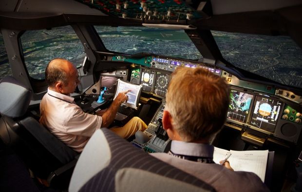 full-flight-simulator-frankfurt-cockpit