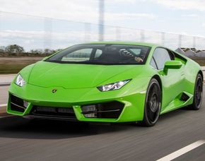 Supersportwagen auf der Strae fahren
