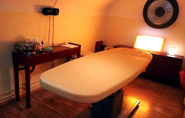 ayurveda-massage-freiburg-massageliege
