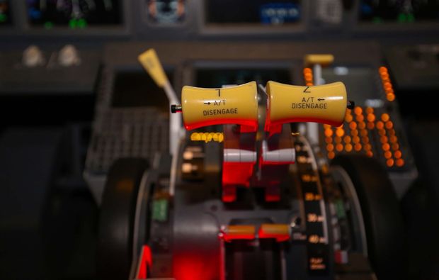 flugsimulator-boeing737-hamburg-armatur