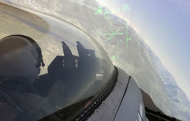 flugsimulator-muenchen-cockpit-f16-erlebnis
