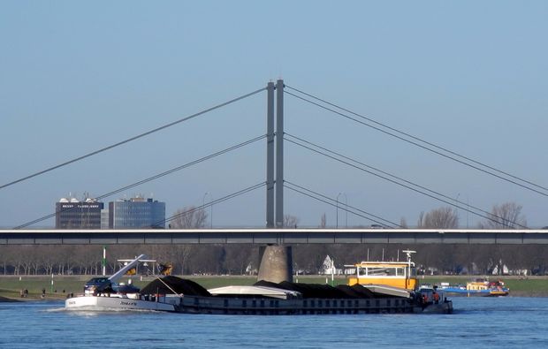 duesseldorf-motorboot-fahren