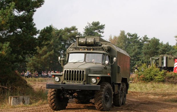 truck-offroad-fahren-mahlwinkel-militaerfahrzeug