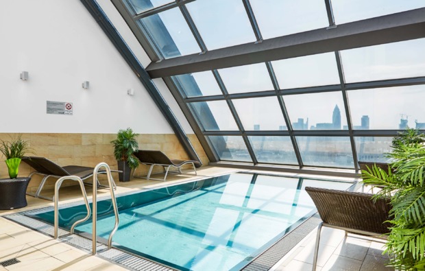wellnesshotel-frankfurt-am-main-pool