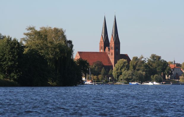 motorboot-fahren-rheinsberg-kirche-ausblick