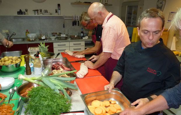 Kochkurs für Männer Dresden - Männliche Küchenpower beim Kochkurs für Männer