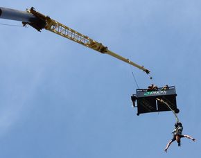 Bungee Jumping von einem 70 bzw. 80 Meter hohen Kran
