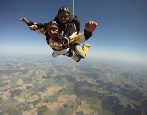 Fallschirm-Tandemsprung - 3.000-4.300 Meter Sprung aus 3.000-4.300 Metern - ca. 30-60 Sekunden freier Fall