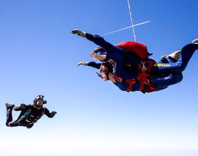 Fallschirm-Tandemsprung - 4.000 Meter Sprung aus ca. 4.000 Metern - ca. 50 Sekunden freier Fall