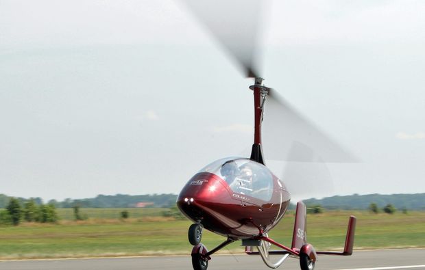 tragschrauber-rundflug-weiden-in-der-oberpfalz-gyrocopter-weinrot-start