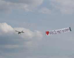 Heiratsantrag In Den Wolken Fliegender Textbanner Mydays