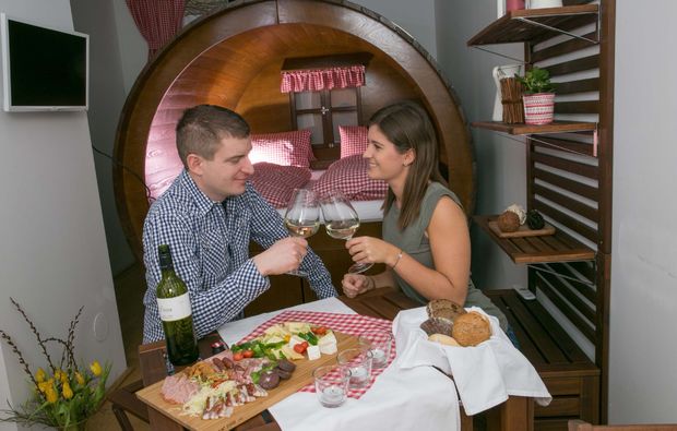 weinfass-uebernachtung-stillfried-romantisch