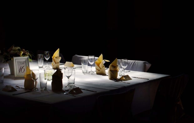 dinner-in-the-dark-fuer-zwei-trier-gedeckter-tisch