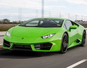 Supersportwagen auf der Strae fahren
