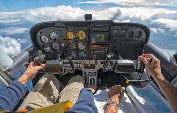 flugzeug-selber-fliegen-co-pilot-huenxe-instrumentenanflug