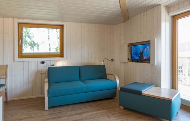 baumhaus-uebernachtung-aerzen-sofa