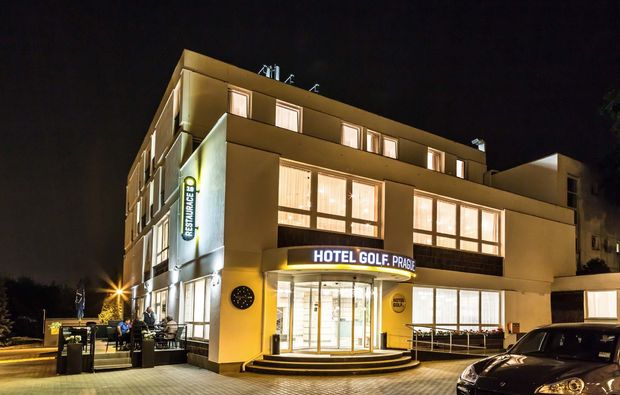 kurztrip-prag-hotel-golf-aussenansicht-nacht