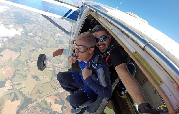 fallschirm-tandemsprung-niederoeblarn-flugzeug