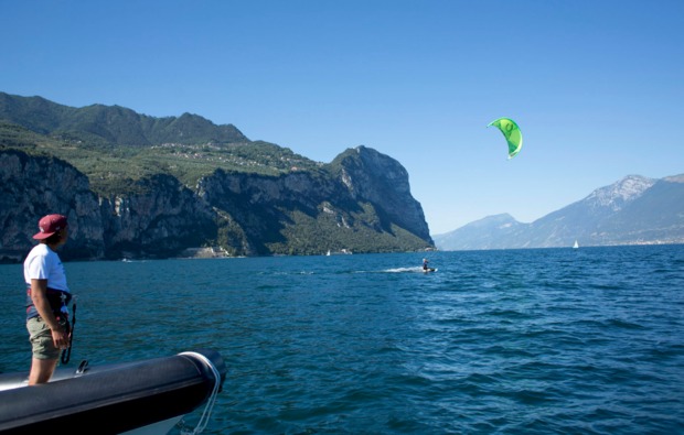 aktivurlaub-kitesurfurlaub-brenzone-wassersport