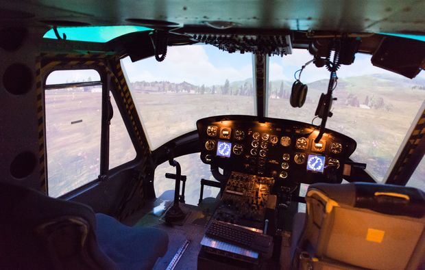 hubschrauber-simulator-bell-uh-1-muenchen-cockpit