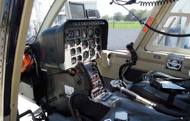 cockpit-hubschrauber-rundflug-trier-foehren