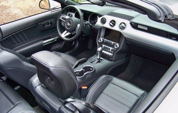 mustang-gt-fahren-schweinfurt-cockpit