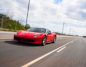 Supersportwagen auf der Stra�e fahren