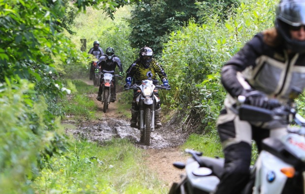 enduro-fahren-frauentraining-hof-waldweg
