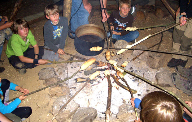 lagerfeuer-kinder-outdoor