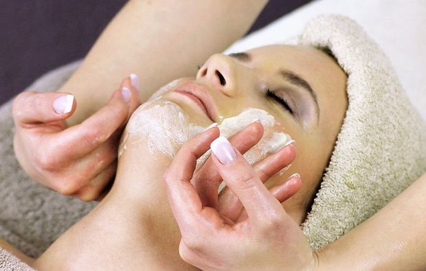 wellness-fuer-frauen-bad-harzburg-gesichtsbehandlung-massage