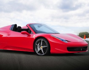 Supersportwagen auf der Stra�e fahren