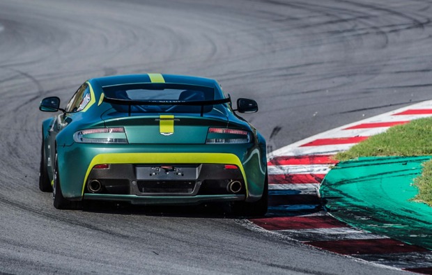 aston-martin-renntaxi-hockenheim-kurvenfahren