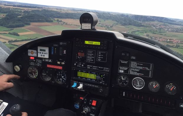privatrundflug-mit-flugtheorie-greding-cockpit