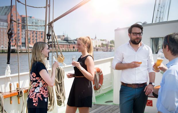 mit-freunden-segeln-dinner-travemuende
