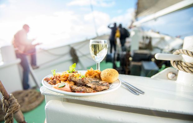 segeln-dinner-travemuende-an-bord