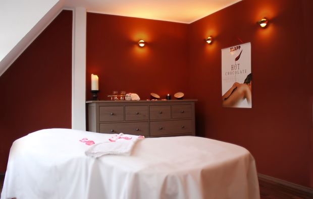 wellnesstag-fuer-zwei-bad-salzuflen-massagetisch