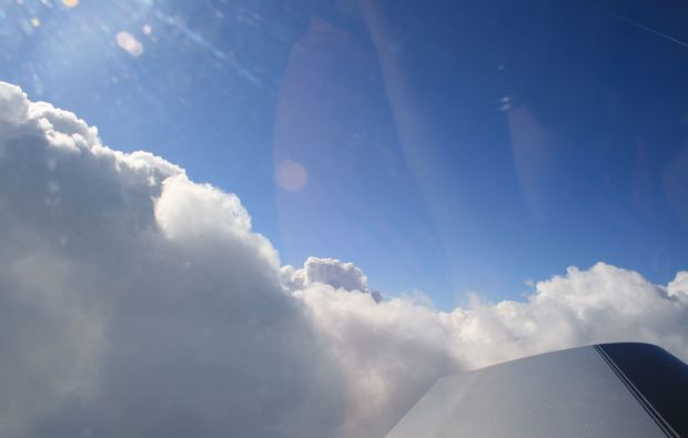 privatrundflug-mit-flugtheorie-grefrath-wolken