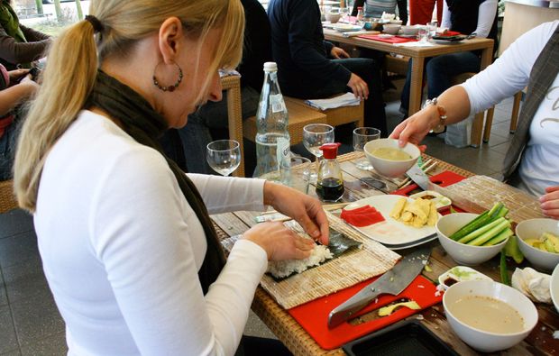 sushi-kochkurs-meerbusch-rollen
