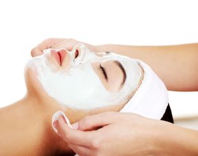 Gesichtsbehandlung Hals- und Dekolleté-Massage