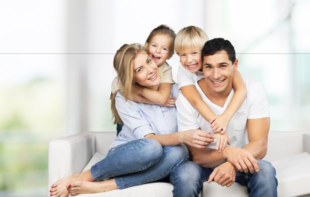 familien-fotoshooting-friedrichsruhe-umarmung