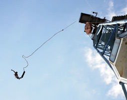 Bungee Jumping über Wasser von einem 50 Meter hohen original Hafenkran an der Elbe