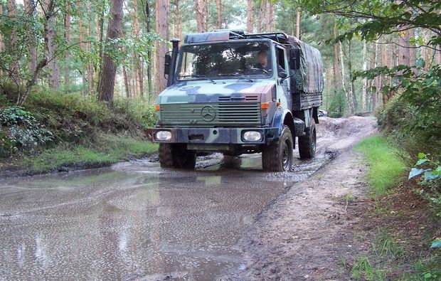 truck-offroad-fahren-fuerstenau-matsch